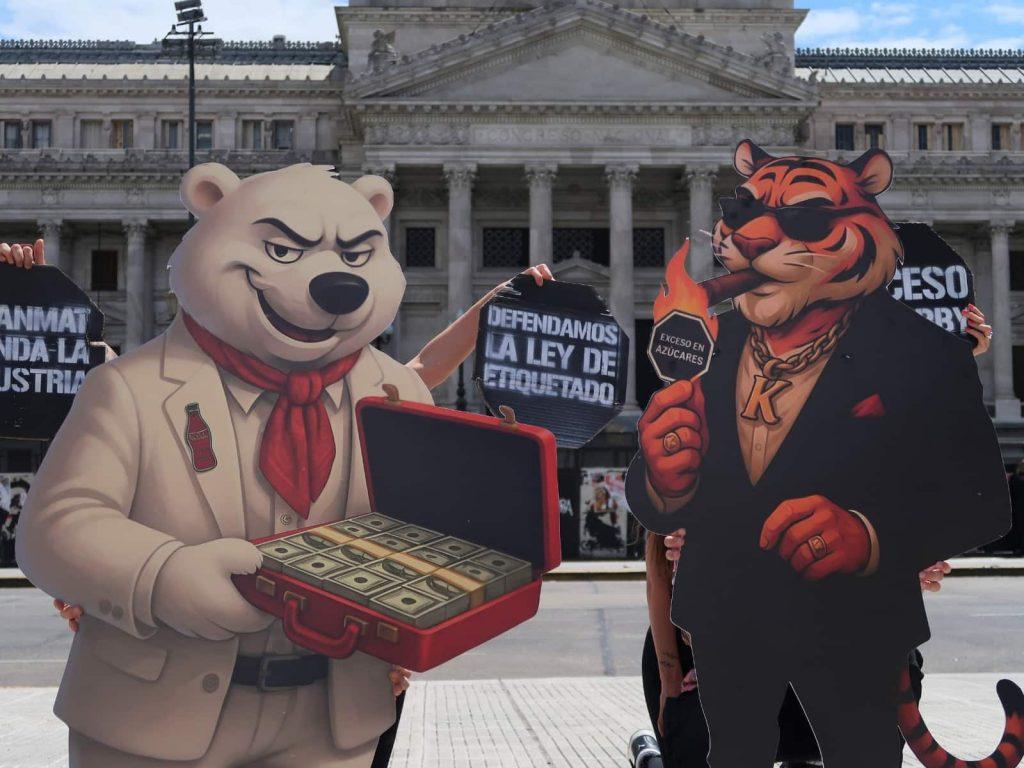 Etiquetado frontal: el Gobierno se alínea con el lobby de Coca Cola, Arcor y Danone y busca minar la ley en el Mercosur Etiquetado frontal: el Gobierno se alínea con el lobby de Coca Cola, Arcor y Danone y busca minar la ley en el Mercosur