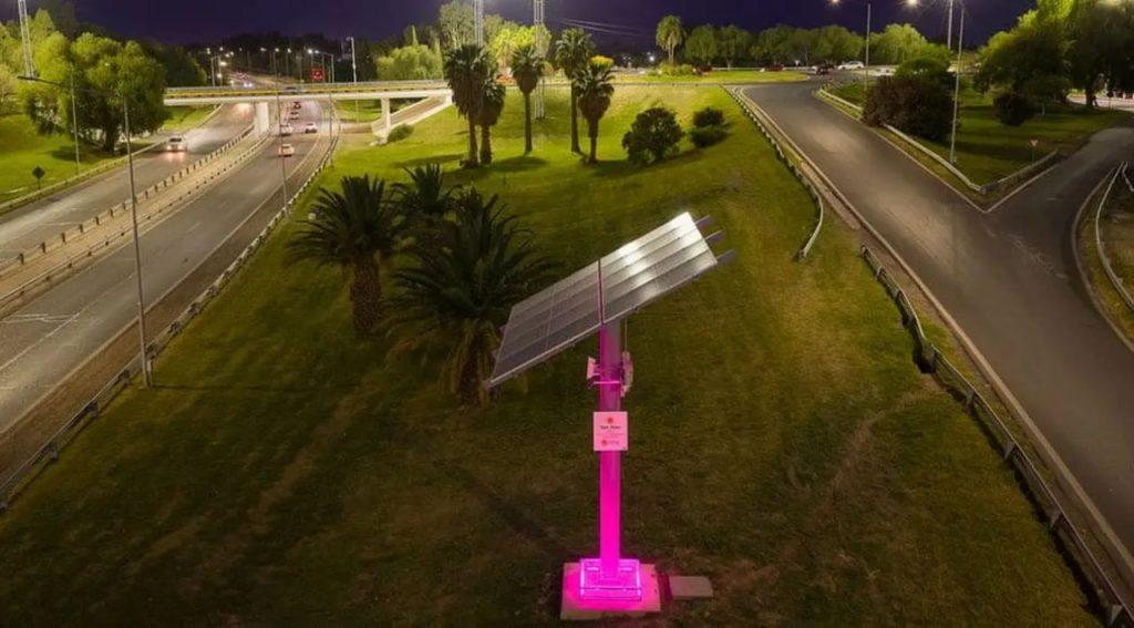Dónde queda y cómo funciona la primera autopista iluminada por energía solar de Argentina Dónde queda y cómo funciona la primera autopista iluminada por energía solar de Argentina