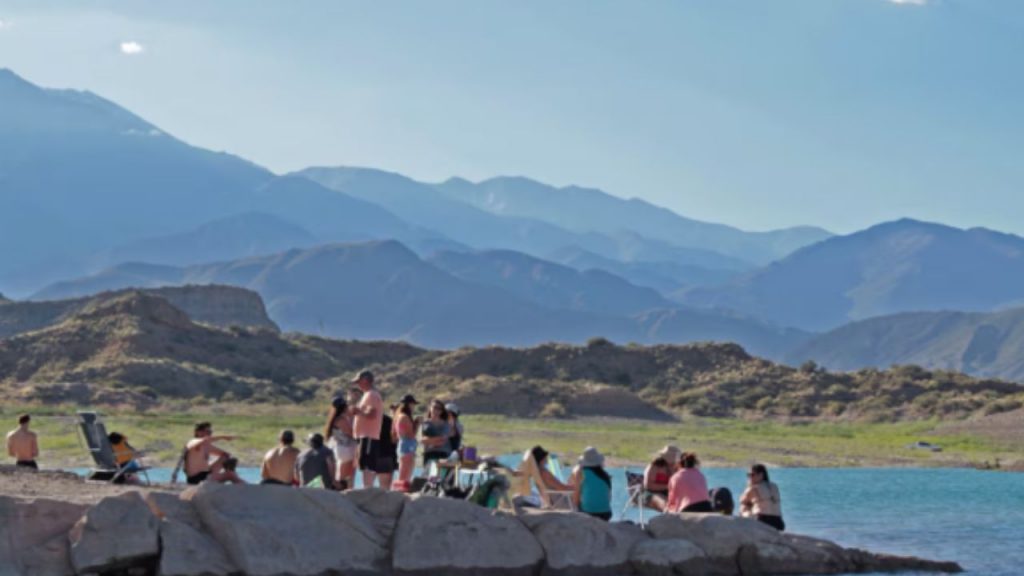Entre viñedos y montaña: el destino argentino que parece la Toscana italiana y es furor Entre viñedos y montaña: el destino argentino que parece la Toscana italiana y es furor