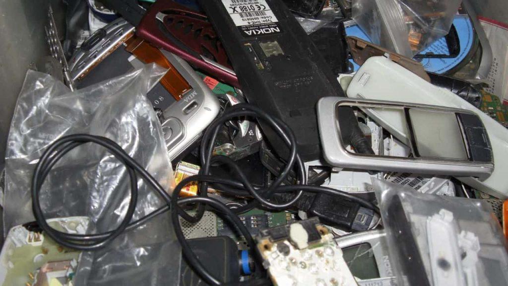 Cómo es la maniobra de gigantes como Apple o Samsung que convierte tecnología en basura y que sufren los argentinos Cómo es la maniobra de gigantes como Apple o Samsung que convierte tecnología en basura y que sufren los argentinos