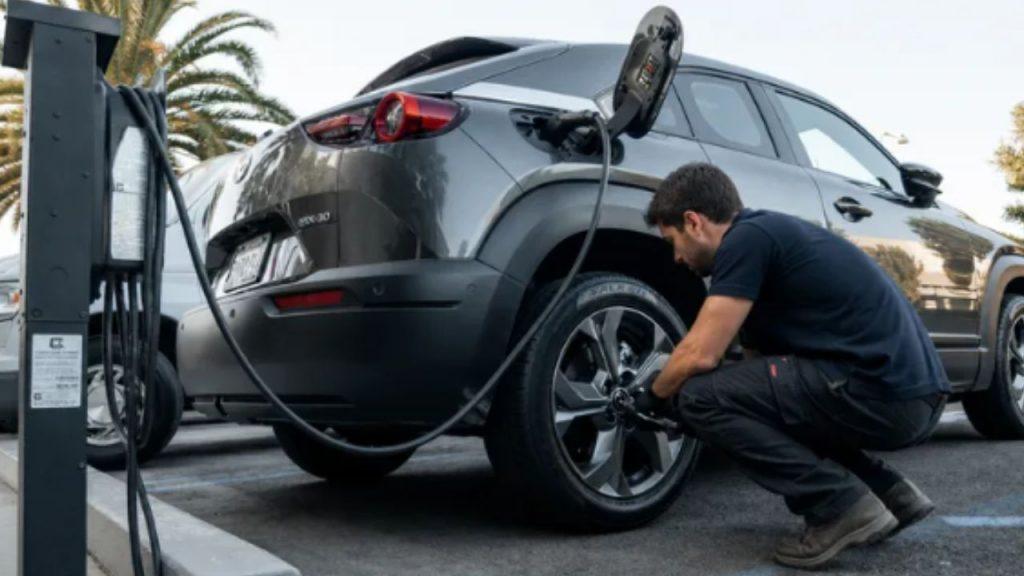 Un punto “ciego” en los autos eléctricos: crece la polémica por la falta de rueda de auxilio Un punto “ciego” en los autos eléctricos: crece la polémica por la falta de rueda de auxilio