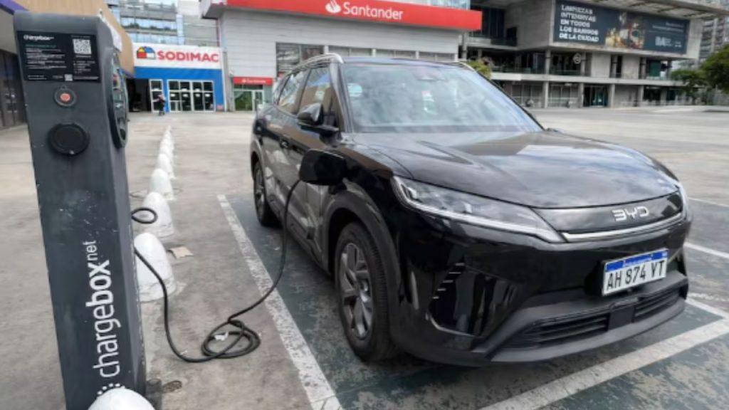 Un gigante chino quiere llenar Argentina de cargadores eléctricos, pero el país no tiene red ni reglas claras Un gigante chino quiere llenar Argentina de cargadores eléctricos, pero el país no tiene red ni reglas claras