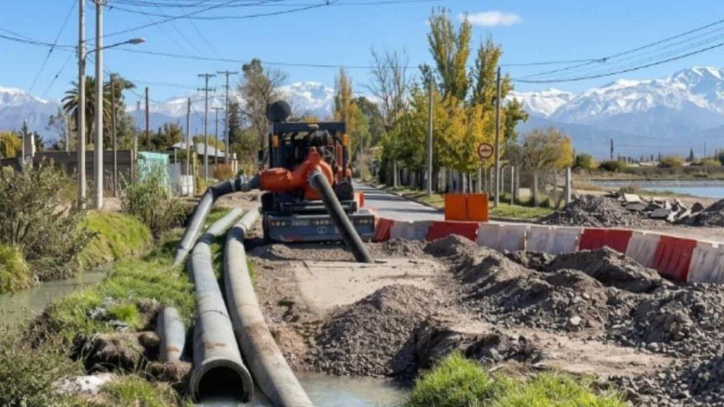 Multan a Aysam en Mendoza con $120 millones por tirar cloacas sin tratar en un canal de riego Multan a Aysam en Mendoza con $120 millones por tirar cloacas sin tratar en un canal de riego