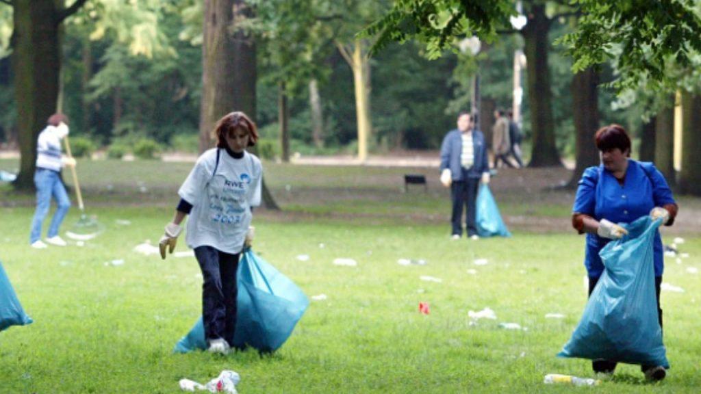 Pagan por juntar basura: la polémica estrategia que convierte a los turistas en “empleados verdes” Pagan por juntar basura: la polémica estrategia que convierte a los turistas en “empleados verdes”