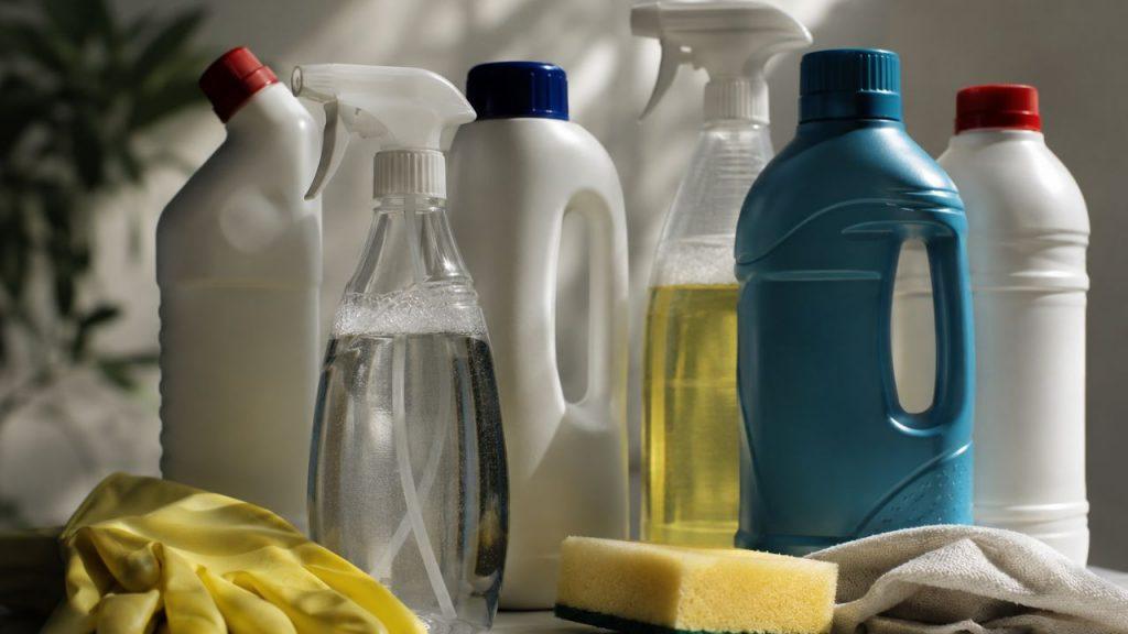 Tóxicos invisibles: los productos de limpieza que usamos todos los días y los riesgos que esconden Tóxicos invisibles: los productos de limpieza que usamos todos los días y los riesgos que esconden