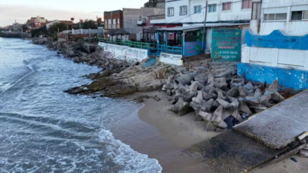 En Mar del Tuyú: casas al borde del derrumbe y una postal apocalíptica en la Costa Atlántica En Mar del Tuyú: casas al borde del derrumbe y una postal apocalíptica en la Costa Atlántica