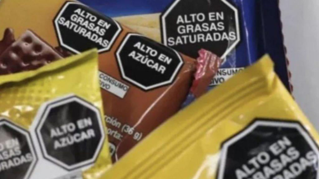 Adiós a los octógonos: el Gobierno quiere “liberar” los envases y devolver los dibujitos a la comida chatarra Adiós a los octógonos: el Gobierno quiere “liberar” los envases y devolver los dibujitos a la comida chatarra