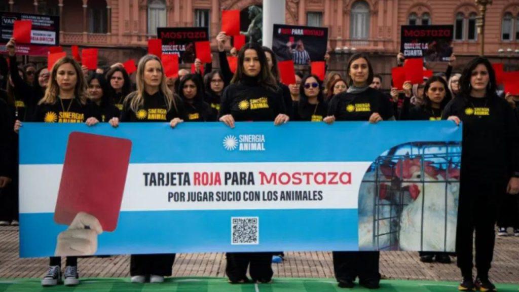 #RojaParaMostaza: activistas denuncian que sigue sin comprometerse con el bienestar animal #RojaParaMostaza: activistas denuncian que sigue sin comprometerse con el bienestar animal