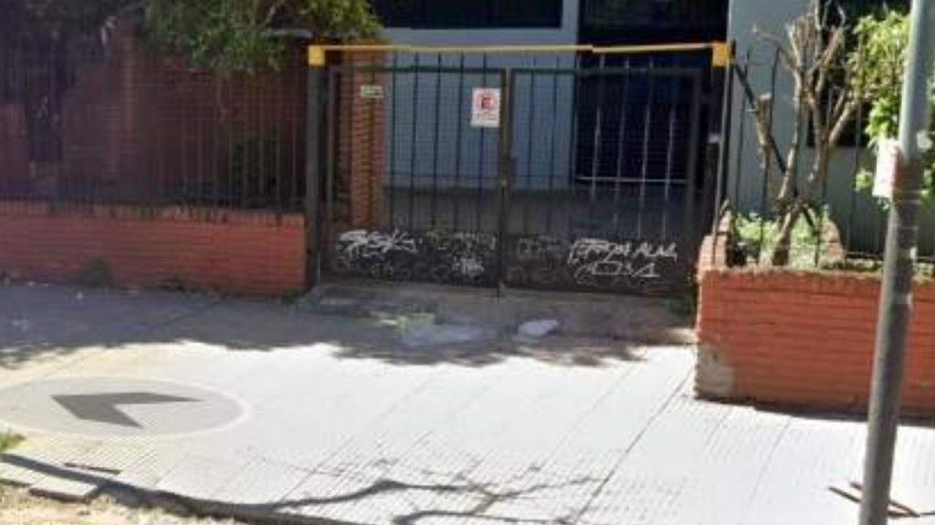 Denuncian la presencia de veneno frente a un colegio y temen por la seguridad de mascotas y vecinos Denuncian la presencia de veneno frente a un colegio y temen por la seguridad de mascotas y vecinos