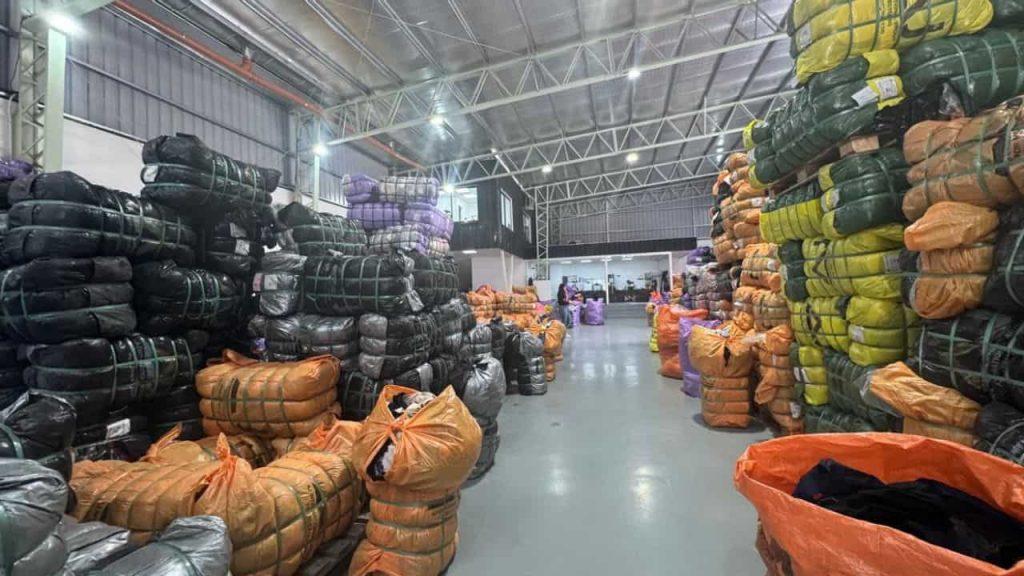 Alertan que boom de importación de indumentaria usada puede derivar en basurales de ropa y fabricantes piden prohibirla Alertan que boom de importación de indumentaria usada puede derivar en basurales de ropa y fabricantes piden prohibirla