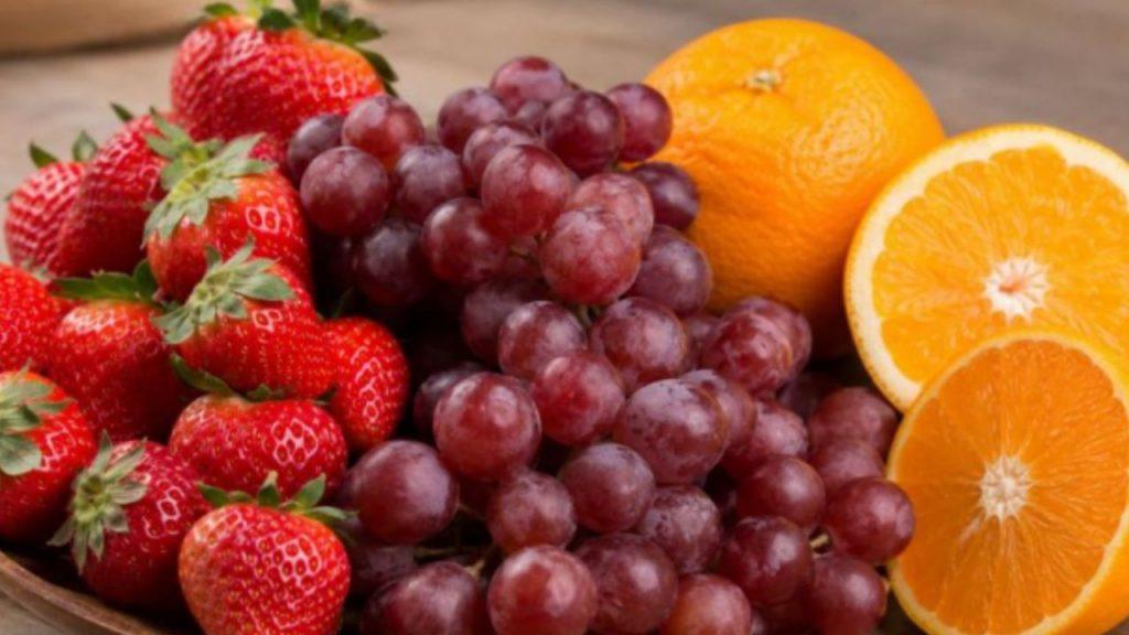 Las frutas más fumigadas: un informe expone la persistente presencia de pesticidas en uvas, frutillas y naranjas Las frutas más fumigadas: un informe expone la persistente presencia de pesticidas en uvas, frutillas y naranjas