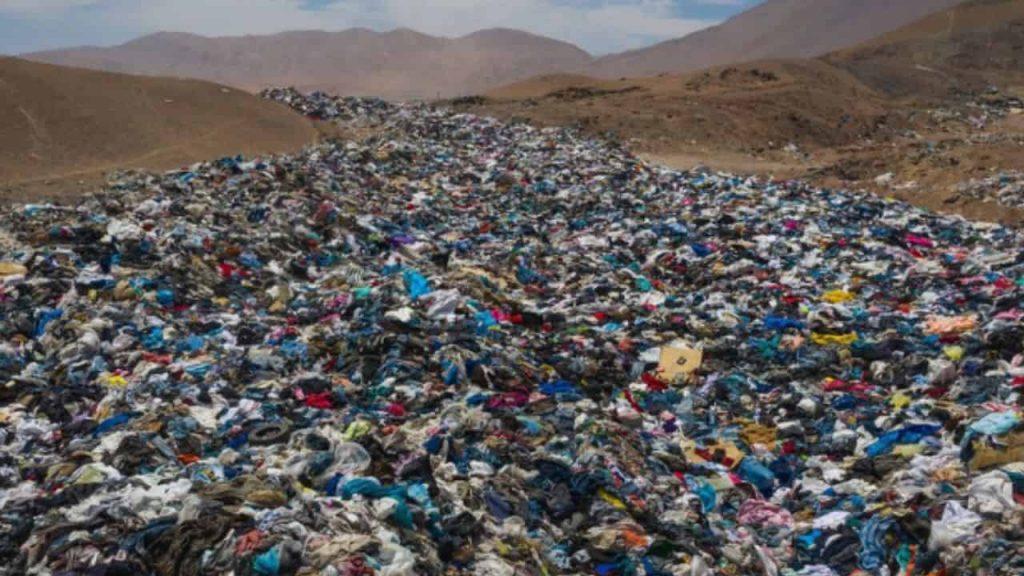 Moda descartable: la montaña de ropa que crece en Argentina y amenaza con convertirse en una crisis ambiental Moda descartable: la montaña de ropa que crece en Argentina y amenaza con convertirse en una crisis ambiental