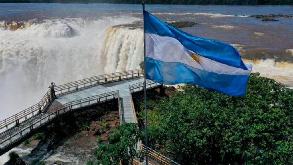 Motosierra en Iguazú: denuncian que el ajuste en Parques Nacionales abre la puerta a más negocios privados Motosierra en Iguazú: denuncian que el ajuste en Parques Nacionales abre la puerta a más negocios privados