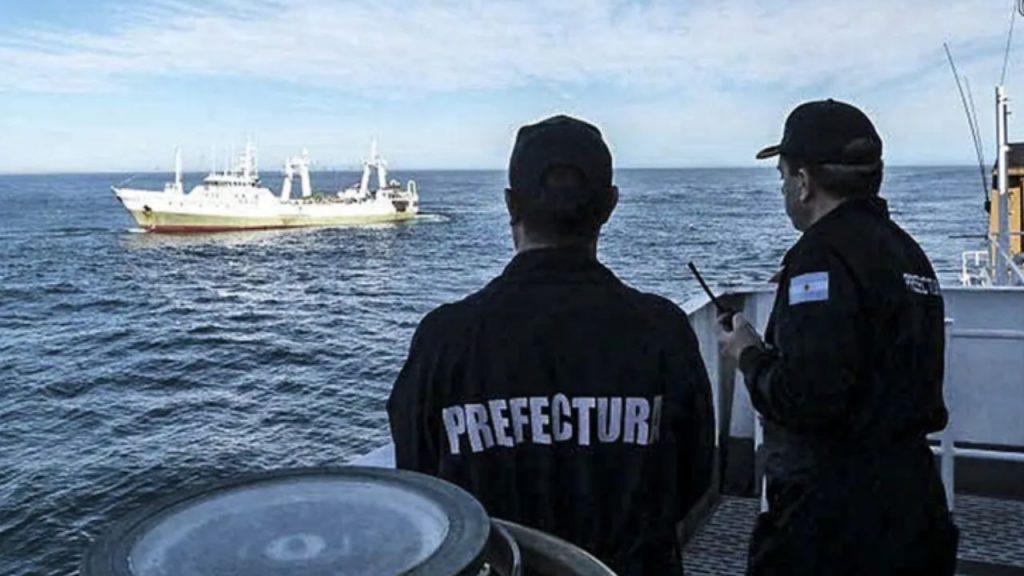 Una flota extranjera de 600 barcos pesca hasta cuatro veces más que toda la industria nacional Una flota extranjera de 600 barcos pesca hasta cuatro veces más que toda la industria nacional