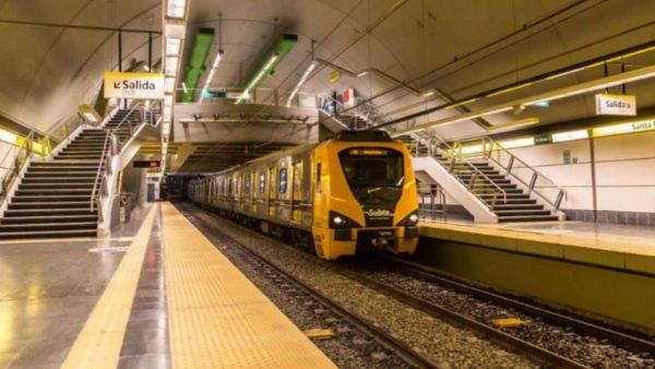 una formación de subte que entra a una estación.