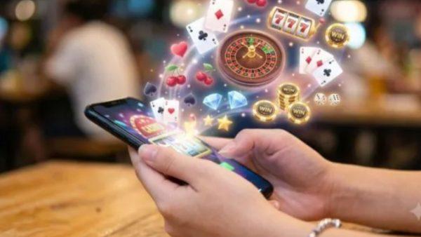 signos vinculados al juego como cartas y fichas de poker "saliendo" de la pantalla de un celular en un efecto visual