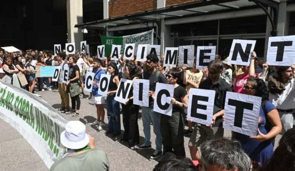 “Crisis terminal”: científicos alertan sobre el impacto destructor del ajuste de Milei “Crisis terminal”: científicos alertan sobre el impacto destructor del ajuste de Milei
