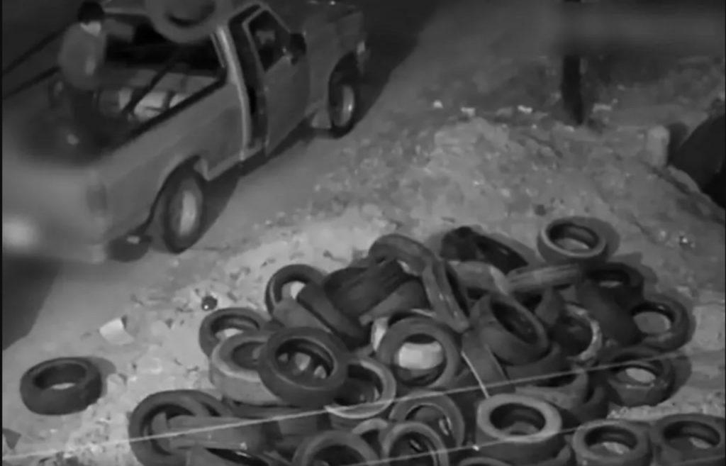 Tiraron neumáticos en un terreno, fueron identificados y recibieron una multa millonaria Tiraron neumáticos en un terreno, fueron identificados y recibieron una multa millonaria