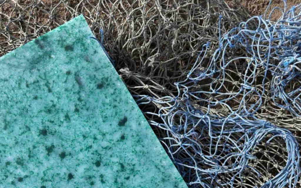 Dos emprendedoras argentinas reciclan redes de pesca y crean placas de plástico únicas Dos emprendedoras argentinas reciclan redes de pesca y crean placas de plástico únicas