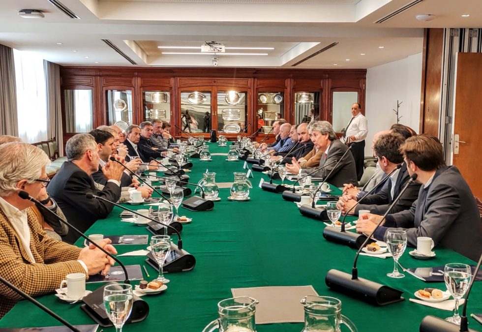Un grupo de personas sentadas alrededor de la mesa rectangular. Imagen: El Consejo Agroindustrial Argentino