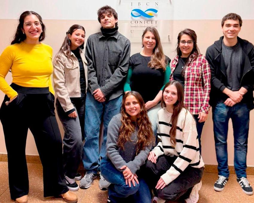 El equipo científico de la UBA que estudia cómo, a través de una muestra de sangre, podrían detectarse trastornos del neurodesarrollo en niñas y niños y convertirse así en un método de diagnóstico más accesible. Crédito: UBA