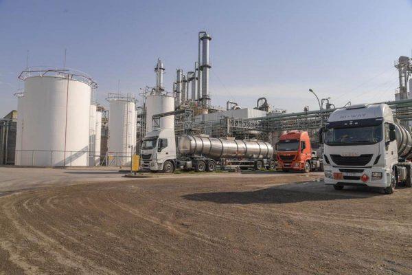 Una planta industrial y dos camiones estacionados. Crédito: Prensa CBA