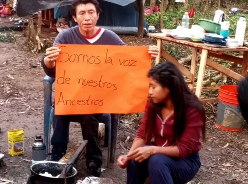 Integrantes de la comunidad Mbya Guaraní Puente Quemado II reunidos en un campamento tras el desalojo