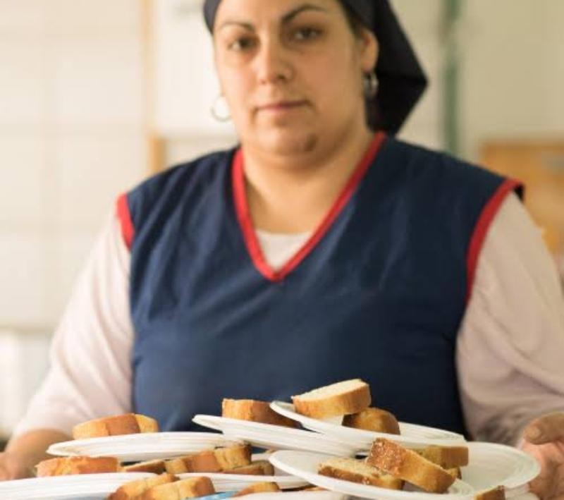 Una mujer sostiene platos de blancos con varias rodajas de pan. (Crédito: Teknofood)
