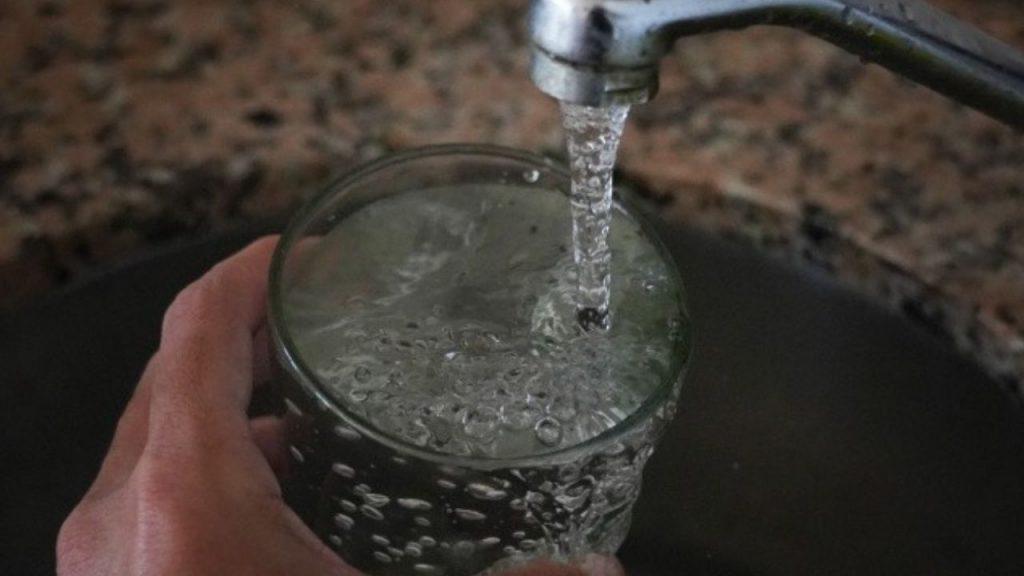 Vecinos de La Plata llevan semanas sin agua y ABSA responsabiliza a Edelap Vecinos de La Plata llevan semanas sin agua y ABSA responsabiliza a Edelap