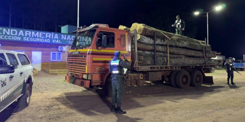 Secuestran un camión con 20 rollos de madera nativa extraídos ilegalmente en Misiones Secuestran un camión con 20 rollos de madera nativa extraídos ilegalmente en Misiones