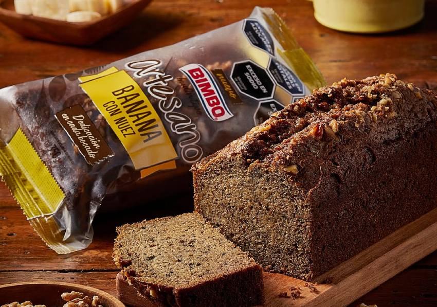 Un budín sobre la mesa cortado, detrás un paquete marca Bimbo (Crédito: Bimbo Argentina)