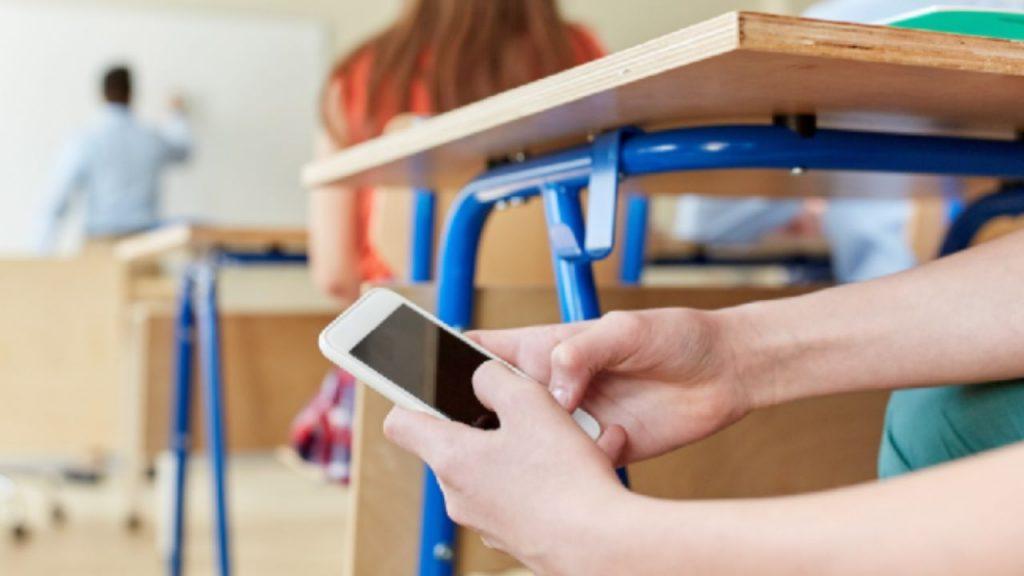 Río Negro regula el celular y la IA ante el impacto de la tecnología en las aulas Río Negro regula el celular y la IA ante el impacto de la tecnología en las aulas