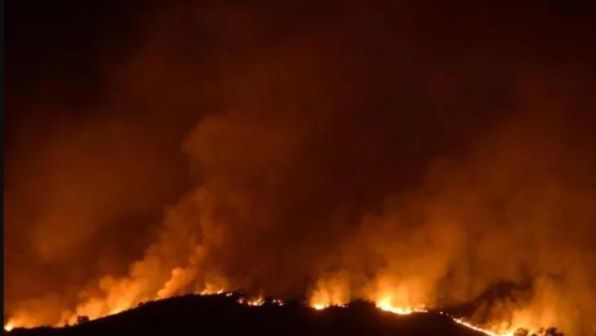 columna de fuego en ladera de montaña