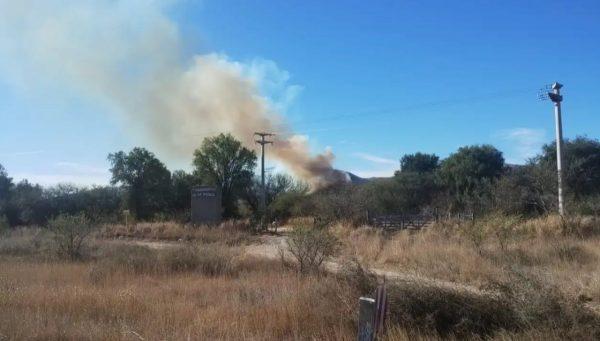 paisaje de un campo con columna de fuego detrás