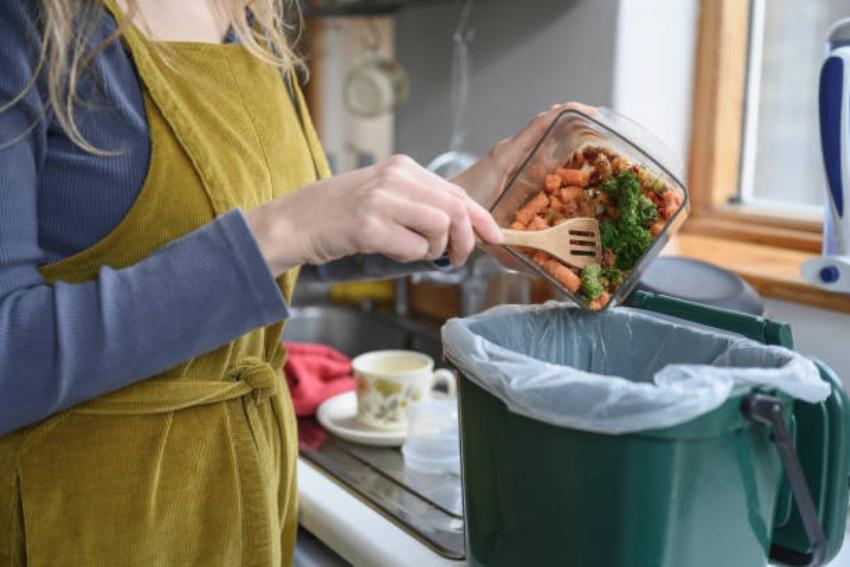 Una persona tira comida en un tacho de basura. Imagen: Getty