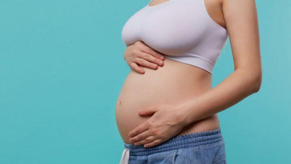 La panza en primer plano de una mujer embarazada