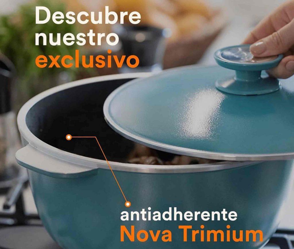 Una mano abre una cacerola Essen