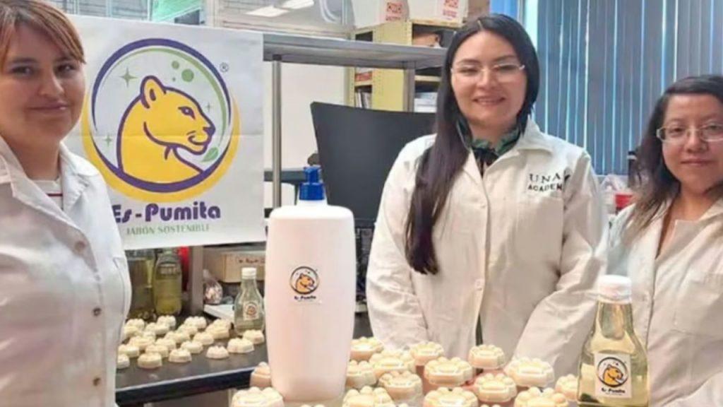 Un grupo de estudiantes crearon una solución para evitar contaminar litros de agua con el aceite arrojado por las cañerías Un grupo de estudiantes crearon una solución para evitar contaminar litros de agua con el aceite arrojado por las cañerías
