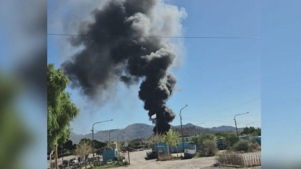 Una quema ilegal de residuos terminó en un incendio que puso en alerta a un barrio de Mendoza Una quema ilegal de residuos terminó en un incendio que puso en alerta a un barrio de Mendoza
