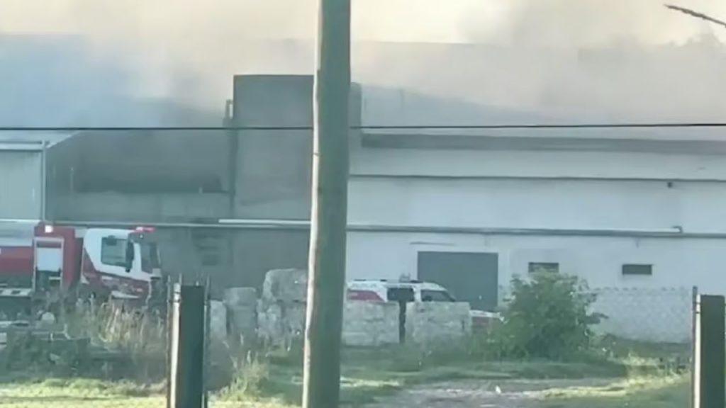 Vecinos del Chaco reclaman que apaguen el incendio de una hilandería que genera contaminación ambiental Vecinos del Chaco reclaman que apaguen el incendio de una hilandería que genera contaminación ambiental
