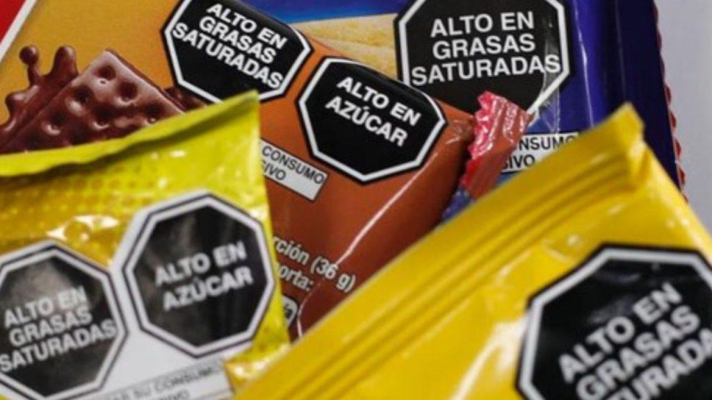 paquetes de snacks con sus respectivos sellos característicos de la Ley de Etiquetado Frontal