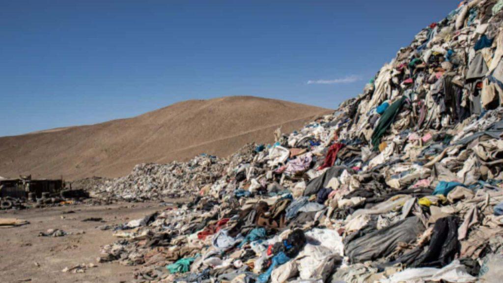 La moda rápida convirtió el desierto de Atacama en un basurero de ropa de 60 mil toneladas de prendas La moda rápida convirtió el desierto de Atacama en un basurero de ropa de 60 mil toneladas de prendas