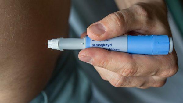 una mano toma la medicación inyectable en la panza. (Crédito: Archivo)