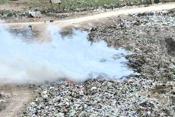 Una cortina de humo dentro de un basural a cielo abierto. Imagen: Policía Federal