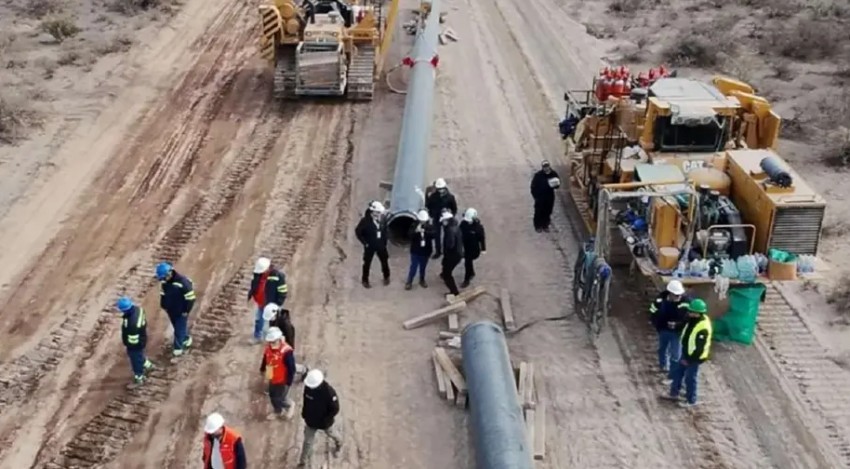 Hombres trabajando en tubo de gas. Crédito: iProfesional