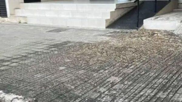 una vereda mojada a la entrada de un edificio en La Plata
