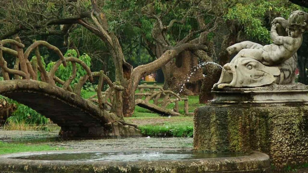 árboles y una fuente de agua en el Parque Saavedra