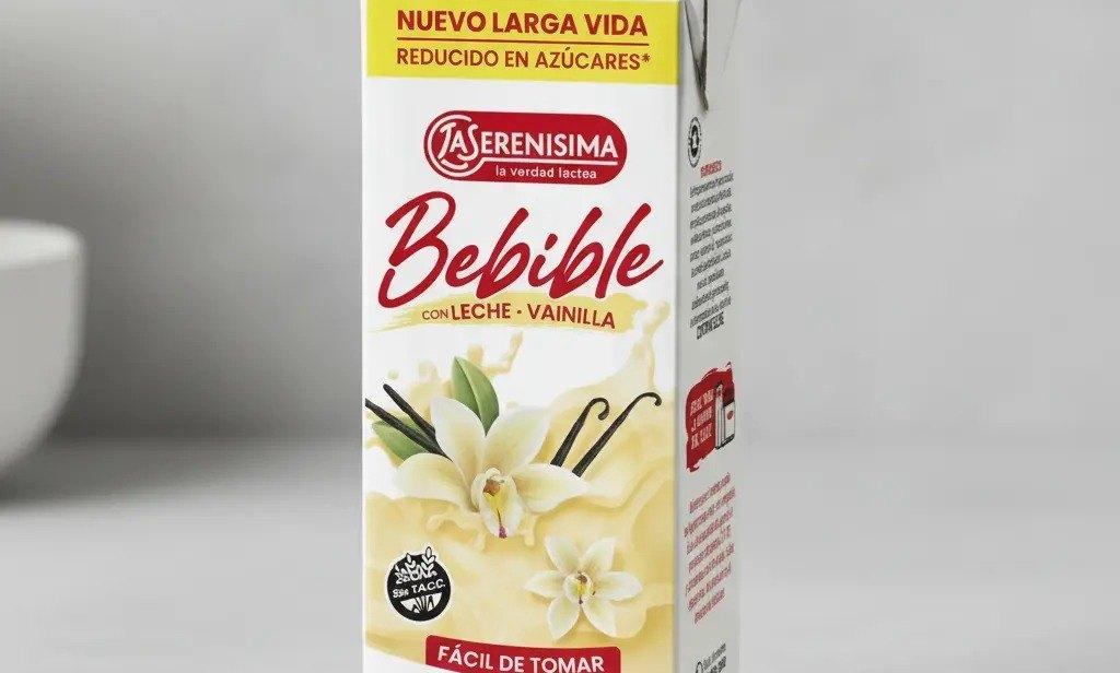 Envase de cartón tipo Tetra Brik de la marca La Serenísima correspondiente al producto "Bebible sabor vainilla con leche".