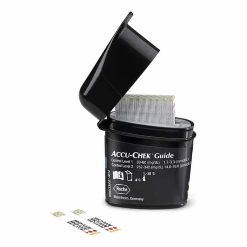 Aparatos para medir la glucosa. Una mano se pincha un dedo para medir con un aparato la glucosa. Imagen: Accu-Chek Guide