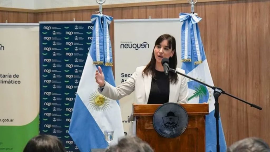 La secretaria de Ambiente y Recursos Naturales de Neuquén, Leticia Esteves, dando un discurso